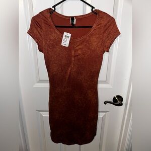 Windsor: S
Dress: burnt orange, tight fitting, slip
